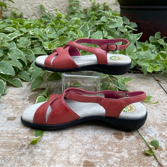 Earth Shoes Size 6. Salmon color. Bought and not worn. - Picture 3 of 5